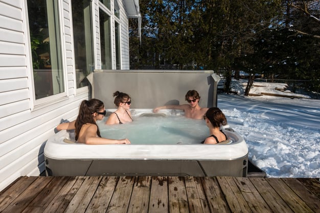 Hot-Tub-Photo-party-friends