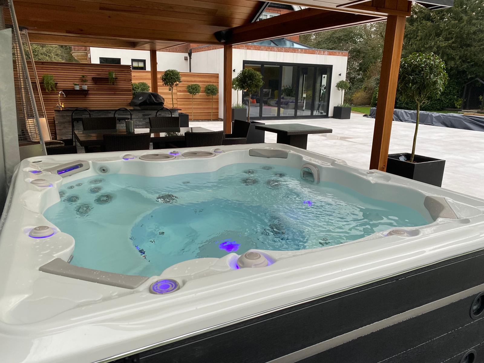 Hot tub under veranda with lights