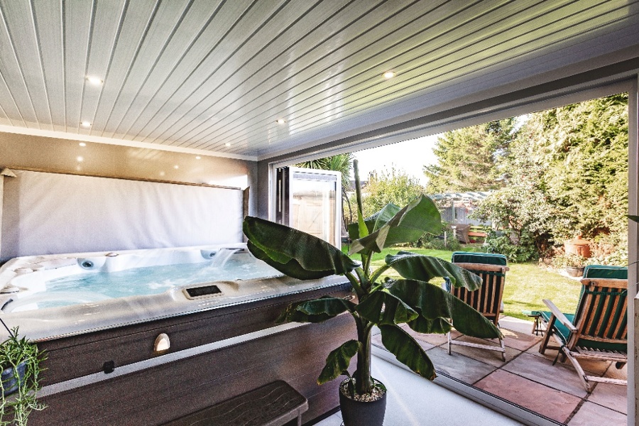 Cabin Master Hot tub Room with Hydropool Hot tub