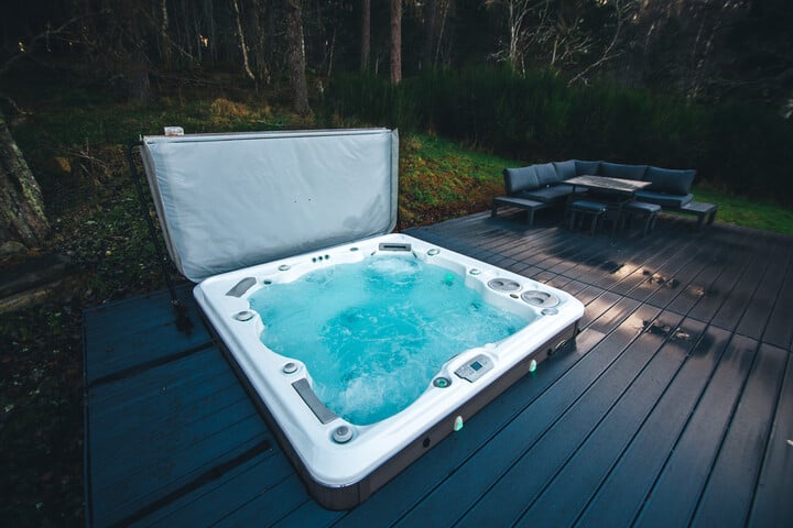 What Is The Difference Between A Hot Tub, A Jacuzzi, And A Spa?